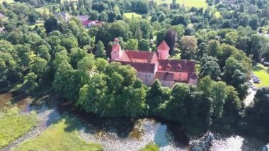 Letonya 'daki Edole Kalesi, Tarih, Mimarlık, Seyahat Destinasyonları, Ulusal Kent Simgesi. Edole Ortaçağ Şatosu 'nun Güneşli Yaz Gününde Neogotik Biçimli Hava Görüntüsü.