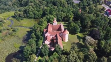 Letonya 'daki Edole Kalesi, Tarih, Mimarlık, Seyahat Destinasyonları, Ulusal Kent Simgesi. Edole Ortaçağ Şatosu 'nun Güneşli Yaz Gününde Neogotik Biçimli Hava Görüntüsü.