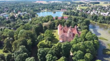 Letonya 'daki Edole Kalesi, Tarih, Mimarlık, Seyahat Destinasyonları, Ulusal Kent Simgesi. Edole Ortaçağ Şatosu 'nun Güneşli Yaz Gününde Neogotik Biçimli Hava Görüntüsü.