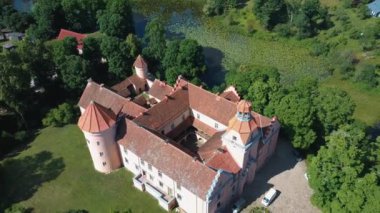 Letonya 'daki Edole Kalesi, Tarih, Mimarlık, Seyahat Destinasyonları, Ulusal Kent Simgesi. Edole Ortaçağ Şatosu 'nun Güneşli Yaz Gününde Neogotik Biçimli Hava Görüntüsü.