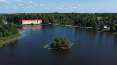 Letonya 'daki Edole Kalesi, Tarih, Mimarlık, Seyahat Destinasyonları, Ulusal Kent Simgesi. Edole Ortaçağ Şatosu 'nun Güneşli Yaz Gününde Neogotik Biçimli Hava Görüntüsü.