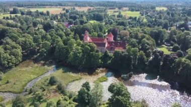 Letonya 'daki Edole Kalesi, Tarih, Mimarlık, Seyahat Destinasyonları, Ulusal Kent Simgesi. Edole Ortaçağ Şatosu 'nun Güneşli Yaz Gününde Neogotik Biçimli Hava Görüntüsü.