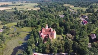 Letonya 'daki Edole Kalesi, Tarih, Mimarlık, Seyahat Destinasyonları, Ulusal Kent Simgesi. Edole Ortaçağ Şatosu 'nun Güneşli Yaz Gününde Neogotik Biçimli Hava Görüntüsü.