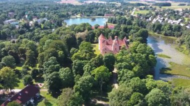 Letonya 'daki Edole Kalesi, Tarih, Mimarlık, Seyahat Destinasyonları, Ulusal Kent Simgesi. Edole Ortaçağ Şatosu 'nun Güneşli Yaz Gününde Neogotik Biçimli Hava Görüntüsü.