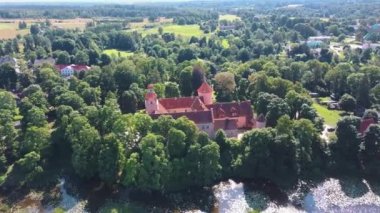 Letonya 'daki Edole Kalesi, Tarih, Mimarlık, Seyahat Destinasyonları, Ulusal Kent Simgesi. Edole Ortaçağ Şatosu 'nun Güneşli Yaz Gününde Neogotik Biçimli Hava Görüntüsü.