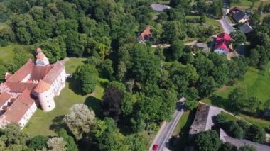 Letonya 'daki Edole Kalesi, Tarih, Mimarlık, Seyahat Destinasyonları, Ulusal Kent Simgesi. Edole Ortaçağ Şatosu 'nun Güneşli Yaz Gününde Neogotik Biçimli Hava Görüntüsü.