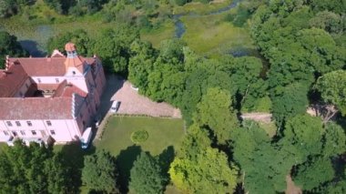 Letonya 'daki Edole Kalesi, Tarih, Mimarlık, Seyahat Destinasyonları, Ulusal Kent Simgesi. Edole Ortaçağ Şatosu 'nun Güneşli Yaz Gününde Neogotik Biçimli Hava Görüntüsü.