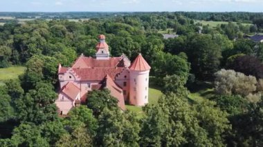 Letonya 'daki Edole Kalesi, Tarih, Mimarlık, Seyahat Destinasyonları, Ulusal Kent Simgesi. Edole Ortaçağ Şatosu 'nun Güneşli Yaz Gününde Neogotik Biçimli Hava Görüntüsü.