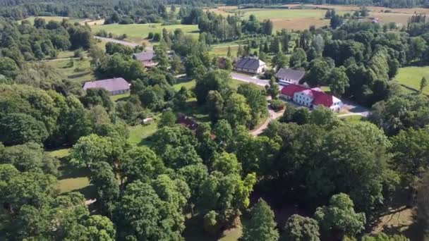 拉脱维亚的Edole城堡 旅游目的地 国家地标 夏日新哥特风格伊多尔中世纪城堡建筑的空中景观 — 图库视频影像