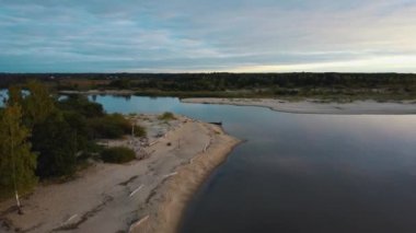 Gauja Nehri, Riga 'nın Baltık Denizi Körfezi' ne akıyor. Fırtına Sonrası Kırık Çamlar ve Yıkanmış Kıyılar. Hava Aracı Üst Görünüm Sonbahar Akşamı Gündoğumu Nehir Kanalizasyonu 'nda Denize