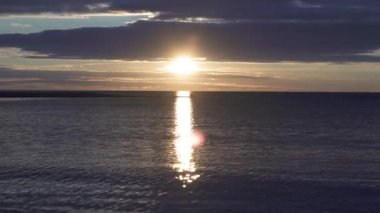 Gauja Nehri Gündoğumunda Riga Körfezi 'ne dökülür. Hava Aracı Üst Görünümü