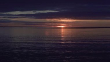 Gauja Nehri Gündoğumunda Riga Körfezi 'ne dökülüyor..