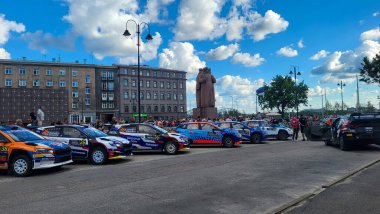 18 Temmuz 2024, Riga, Letonya WRC Tet Rallisi Letonya 2024 Riga Eski Şehir Açılış Töreni. Belediye Binası Meydanı 'nda miting ekipleri, takım müdürleri ve hayranlar röportaj ve imza için toplanıyor.