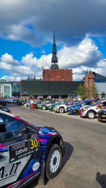 18 Temmuz 2024, Riga, Letonya WRC Tet Rallisi Letonya 2024 Riga Eski Şehir Açılış Töreni. Belediye Binası Meydanı 'nda miting ekipleri, takım müdürleri ve hayranlar röportaj ve imza için toplanıyor.
