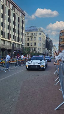 18 Temmuz 2024, Riga, Letonya WRC Tet Rallisi Letonya 2024 Riga Eski Şehir Açılış Töreni. Belediye Binası Meydanı 'nda miting ekipleri, takım müdürleri ve hayranlar röportaj ve imza için toplanıyor.