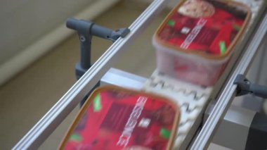 Modern Fabrikada Endüstriyel Dondurma Üretim Süreci, Otomatik Doldurma Makineleri Konveyör Hattı 'ndaki plastik konteynırlara Kremalı Tatlı Dökme, Gıda Üretimi