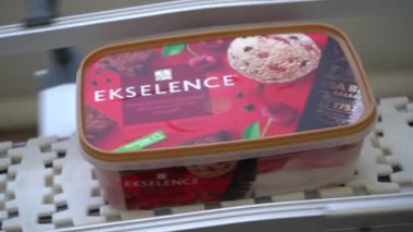 Modern Fabrikada Endüstriyel Dondurma Üretim Süreci, Otomatik Doldurma Makineleri Konveyör Hattı 'ndaki plastik konteynırlara Kremalı Tatlı Dökme, Gıda Üretimi