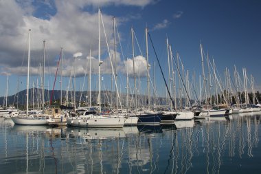 Marina. Yunanistan. Yelkenli