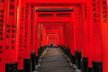 Japonya'da Tapınak için kırmızı yol.