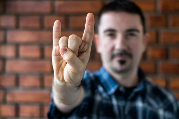 Jongeman Rnr ondertekenen met zijn Hand tonen — Stockfoto