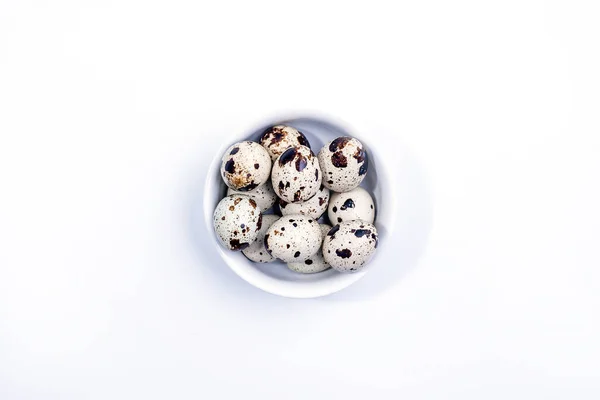 Ovos Codorna Taça Cerâmica Branca Isolados Sobre Fundo Branco Vista — Fotografia de Stock