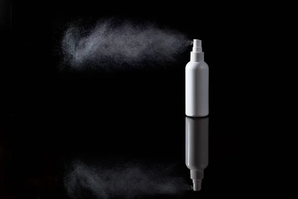 Frasco Plástico Spray Desinfetante Uma Pulverização Vidro Reflexivo Fundo Preto — Fotografia de Stock
