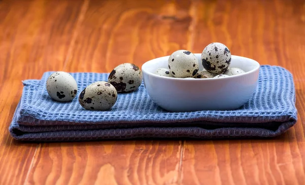 Huevos Codorniz Tazón Cerámica Blanca Sobre Tela Cocina Azul Primer — Foto de Stock