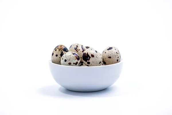 Ovos Codorna Taça Cerâmica Branca Isolados Sobre Fundo Branco Vista — Fotografia de Stock