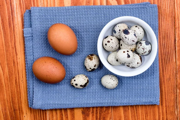 Huevos Pollo Crudos Pequeños Huevos Codorniz Sobre Tela Cocina Azul — Foto de Stock