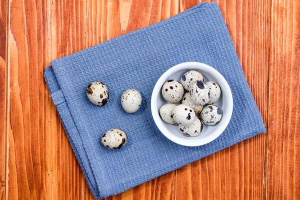 Ovos Codorna Tigela Cerâmica Branca Pano Cozinha Azul Vista Superior — Fotografia de Stock