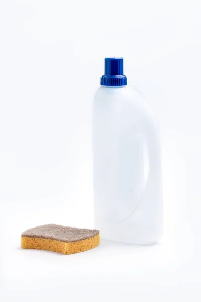 Μπουκαλάκι Λευκό Απορρυπαντικό Πλαστικό Χημικό Και Σφουγγάρι Καθαρισμού Λευκό Φόντο — Φωτογραφία Αρχείου
