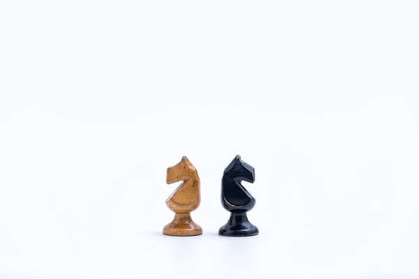Old Chess Set Riddere Hvit Bakgrunn Med Kopiplass – stockfoto