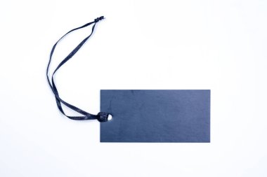 Siyah iple bağlanmış boş kağıt etiket. Fiyat etiketi, hediye etiketi, mavi arka planda indirim etiketi, kapat
