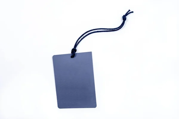 用黑线绑的空纸牌 价格标签 礼品标签 蓝色背景的销售标签 — 图库照片