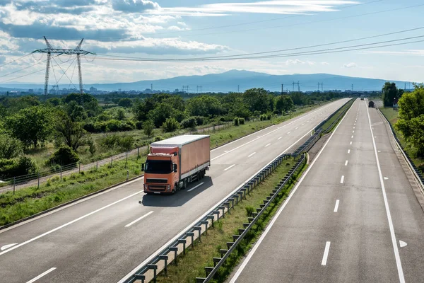 Scena Trasporto Autostradale Con Camion Trasporto Single Orange Autostrada Rurale — Foto Stock