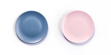 Boş Matte Mavi ve Pembe Plakalar beyaz arkaplan görünümünde izole