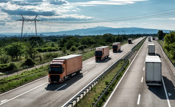 아름다운 하늘을 배경으로 자동차와 밴들을 지나가는 트럭들이 고속도로 — 스톡 사진
