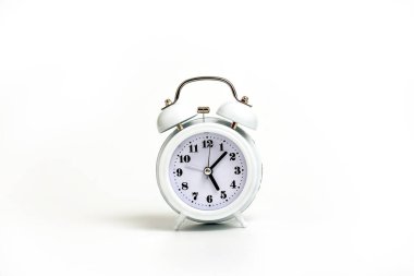 Beyaz arka planda beyaz alarm saati. Zaman para modelidir. Süre kısıtlı. İş için son gün. Boşluğu kopyala
