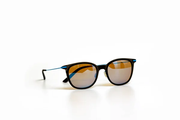 Konzeptionelle Elegante Sonnenbrille Isoliert Auf Weißem Hintergrund Sommeraccessoires Für Sonnenbrillen — Stockfoto