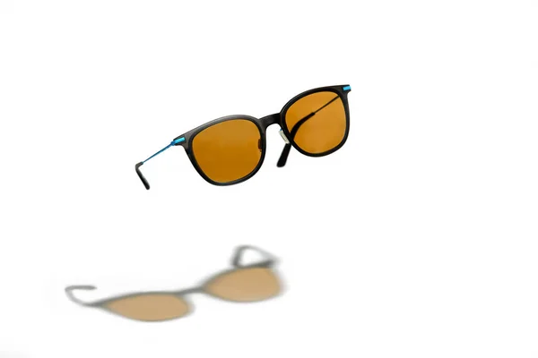 Elegantes Gafas Sol Conceptuales Flotando Aisladas Sobre Fondo Blanco Gafas —  Fotos de Stock