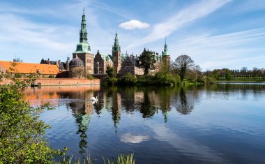 Danimarka 'nın Hillerod kentindeki Rönesans Frederiksborg Kalesi' nin (Frederiksborg Slot, XVII.