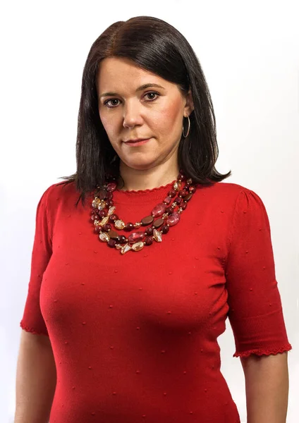 Leende Medelålders Kaukasiska Affärskvinna Klädd Röd Blus Och Pärlor Halsband — Stockfoto