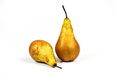 Beyaz arka planda izole edilmiş iki taze sarı-yeşil armut meyvesi.