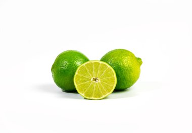 İki limon ve bir dilim limon meyvesi kesme yolu olan beyaz arka planda izole edilmiş.