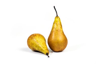 Beyaz zemin üzerinde izole edilmiş taze sarı-yeşil armut armudu kırpma yolu da dahil.