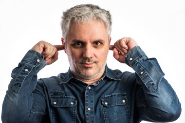 Kot pantolonlu orta yaşlı bir adam oynuyor. Kötülüğü duymuyor. Beyaz arka planda izole edilmiş, kırpma yolu da dahil.