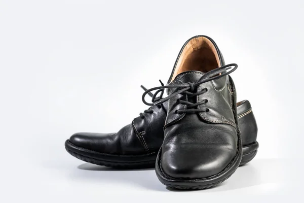 Siyah Deri Ayakkabılar Giyiyor Siyah Spor Ayakkabıları Beyaz Arka Planda — Stok fotoğraf