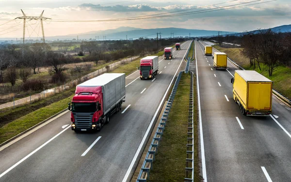 Konvooien Caravans Van Transport Vrachtwagens Passeren Een Snelweg Bij Zonsondergang — Stockfoto