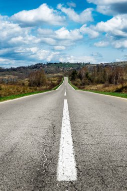 Parlak mavi günde düz kırsal yolda. Vlasina Gölü kırsal alanı