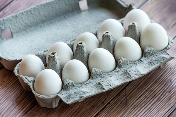 Uma Caixa Ovos Papelão Com Dez Ovos Brancos Uma Mesa — Fotografia de Stock